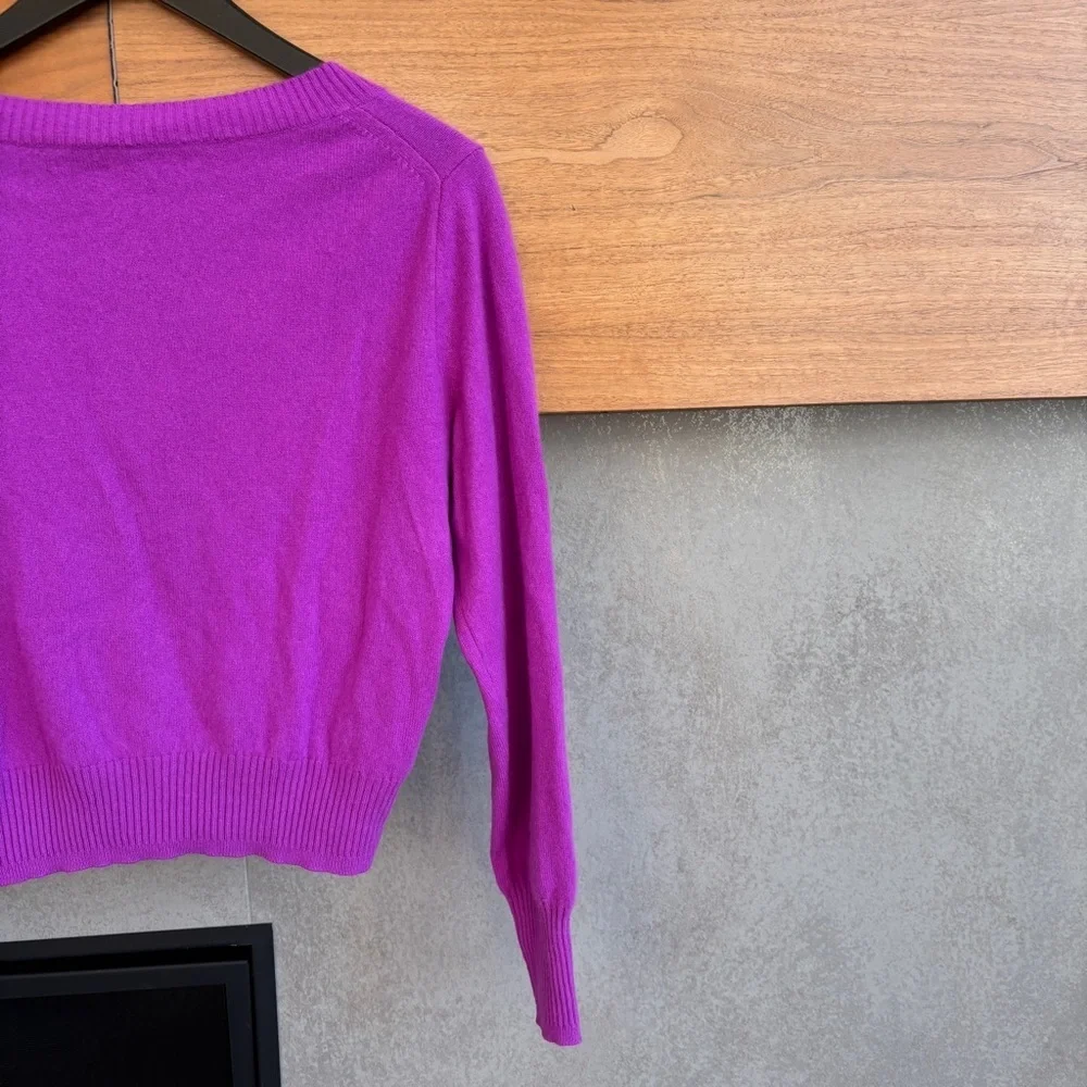 J.Crew Women’s Cashmere shrunken V-neck sweater, Size M